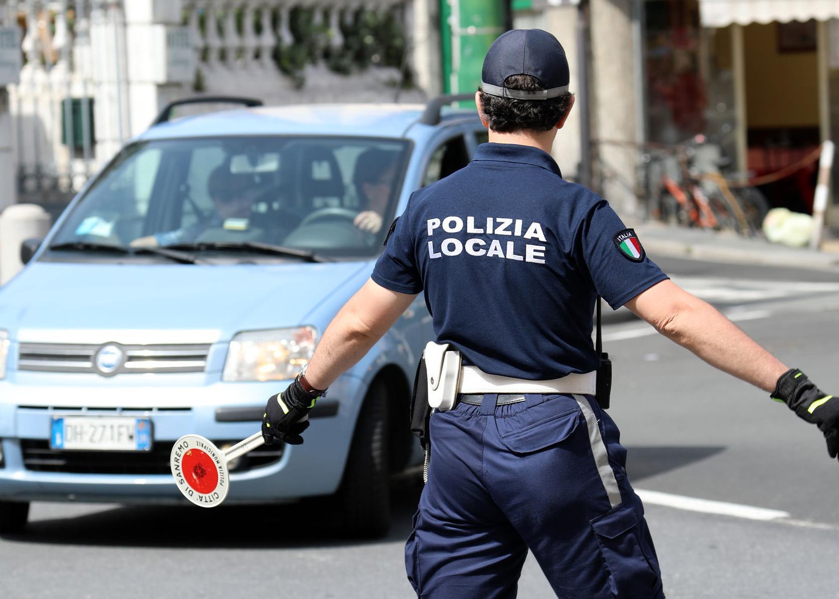 Concorso agente polizia locale Mantova 2026 – agente in uniforme