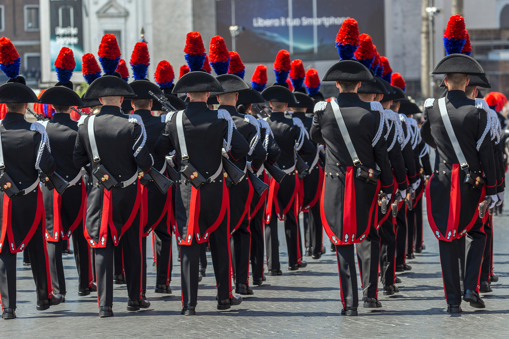 Preparati e supera il concorso nell'Arma dei Carabinieri nei gradi di Ufficiale, Maresciallo e Carabinieri.