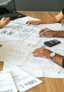 Tecnici che esaminano i progetti su una scrivania, concorso funzionario tecnico